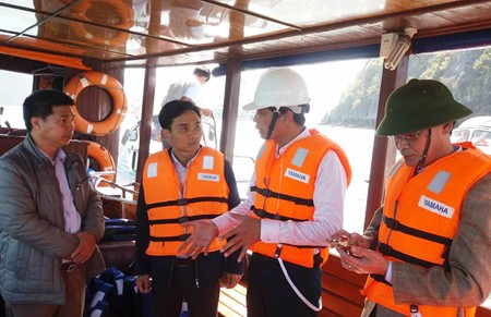 Trưởng đoàn du khách Úc nghi tự tử ở Vịnh Hạ Long