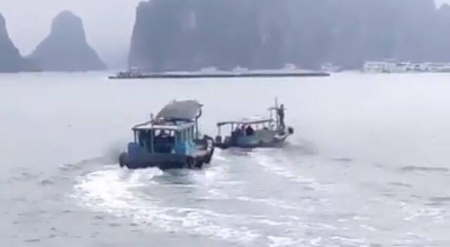 Hai tàu vỏ gỗ rượt nhau trên vịnh Hạ Long