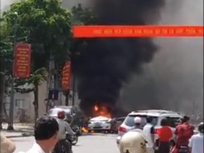 Taxi nổ như bom, 2 người tử vong