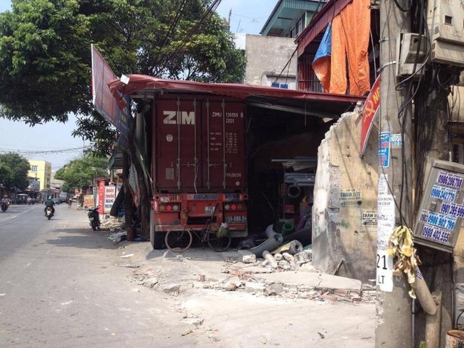 Container mất lái đâm xuyên 4 nhà dân