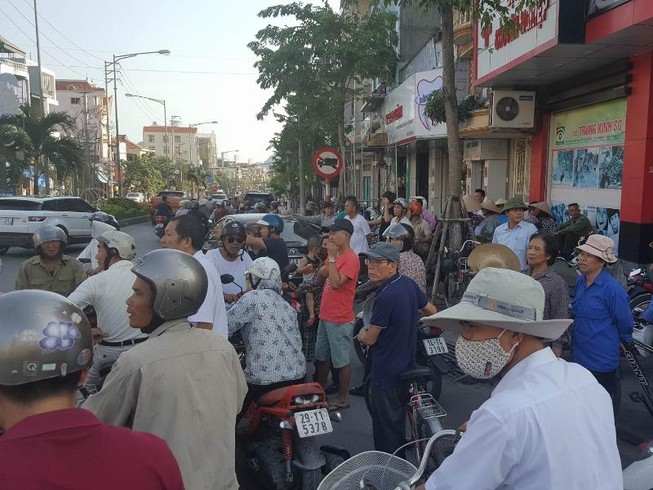 Hành khách chán đời ôm mìn tự tử trên xe taxi