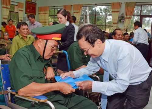 MB tặng quà thương, bệnh binh và người có công 