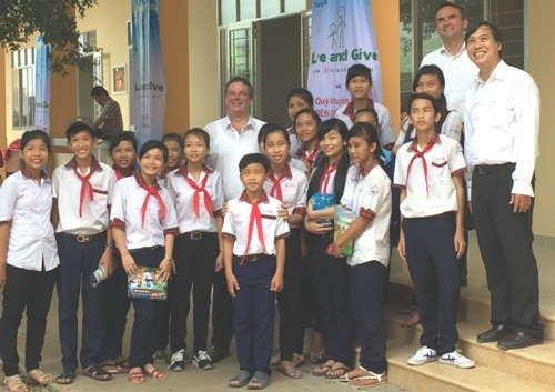 Đèn Đom Đóm khánh thành ngôi trường thứ 19