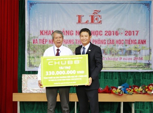 Trao tặng thiết bị dạy và học cho bốn trường tiểu học