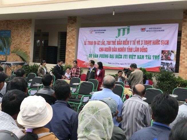 JTI Việt Nam tặng xe lăn, thẻ BHYT cho người nghèo
