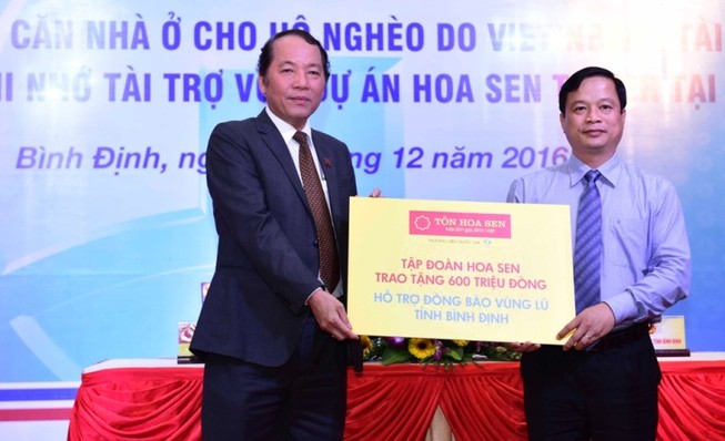 Hoa Sen Group hỗ trợ người dân vùng lũ Bình Định