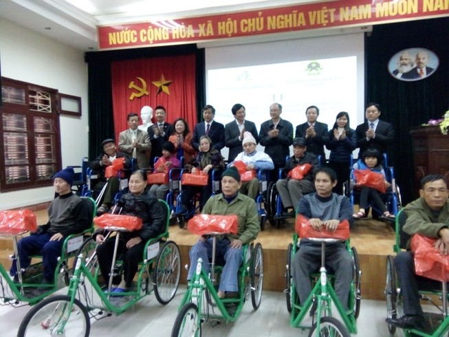 Trao 150 xe lăn, xe lắc cho người khuyết tật