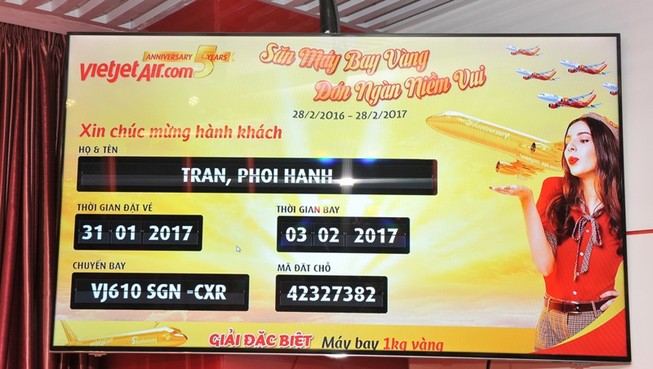 Bay Vietjet, hành khách nhận thưởng máy bay vàng 1kg