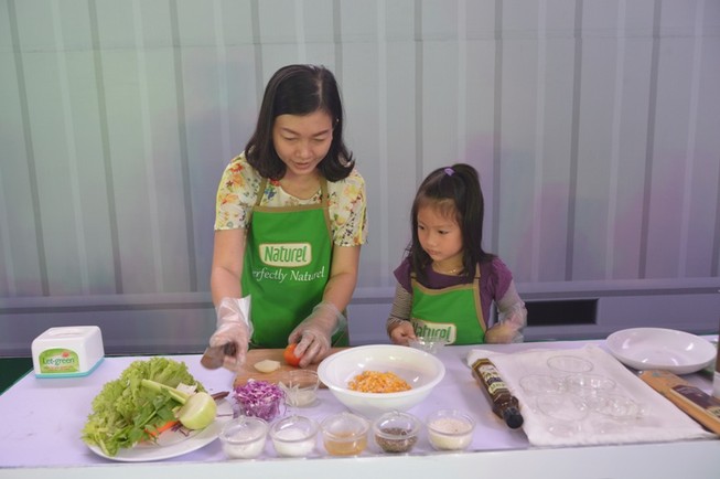 Trổ tài 'Chế biến salad cùng Naturel'