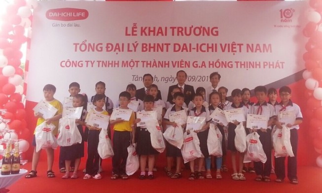 Dai-ichi trao 20 học bổng cho học sinh Tân Bình, TP.HCM