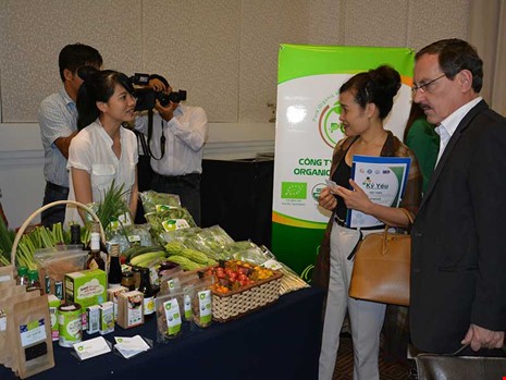 Một số doanh nghiệp Việt thừa nhận khi đặt bút ký hợp đồng với đối tác chỉ dựa trên uy tín là chính. Trong ảnh: Đối tác nước ngoài đang tìm hiểu hàng Việt. Ảnh: QUANG HUY