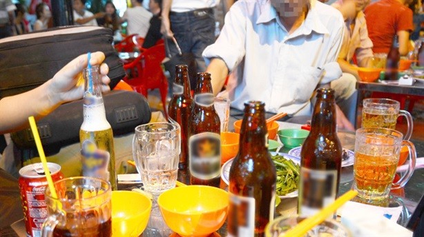 Tiết kiệm mua sắm cho bé, ưu tiên uống bia