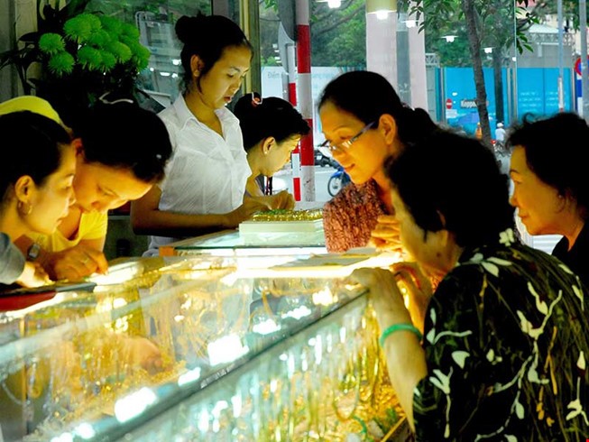 Giá vàng thế giới lao dốc thẳng đứng