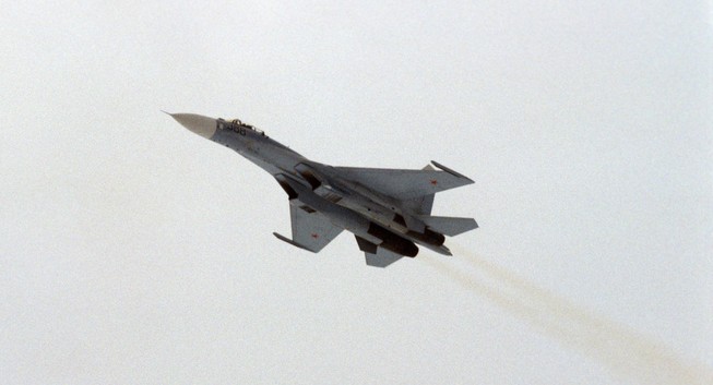 Moscow tung chiến đấu cơ Su-27 ngăn máy bay Mỹ hướng về Nga