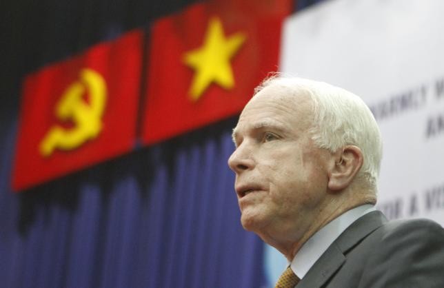 Án tù cho người đàn ông đe dọa hạ độc ông John McCain