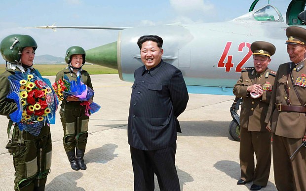 Kim Jong-un khen các nữ phi công là 'hoa trên bầu trời'