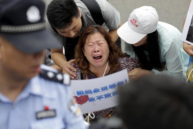 Gia đình nạn nhân MH370 giận dữ, đụng độ với cảnh sát