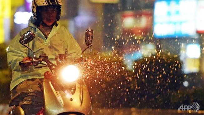 Siêu bão đổ bộ vào Đài Loan, cuốn người ra biển