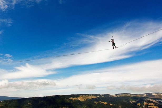 Rùng mình trước pha mạo hiểm đi trên dây ở độ cao 100 m
