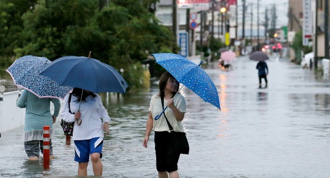 320.000 người sơ tán vì bão Etau