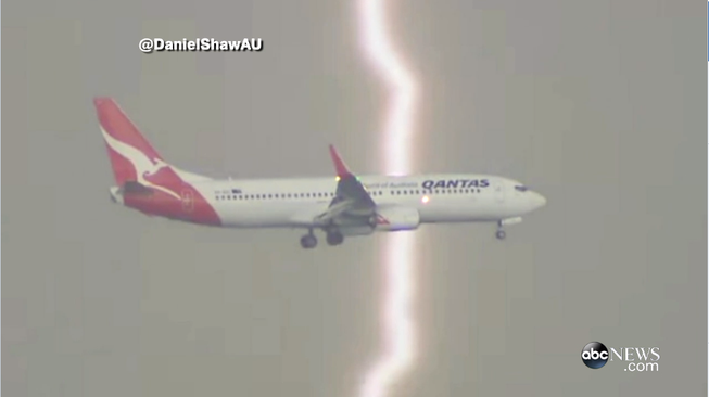 Kết quả hình ảnh cho Máy bay Qantas bị sét đánh