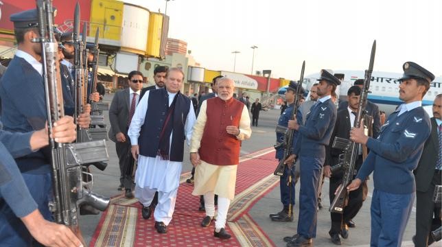 Thủ tướng Ấn Độ bất ngờ có chuyến thăm lịch sử với cựu thù Pakistan