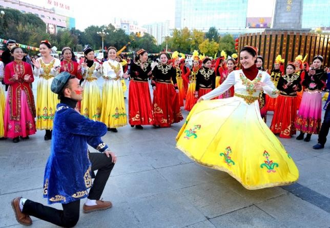 Trung Quốc dùng giải trí để 'trị' khủng bố tại Tân Cương