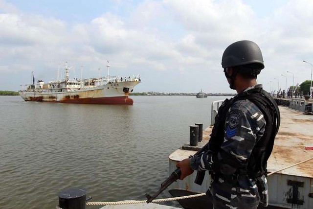 Indonesia bắt tàu cá Trung Quốc bị Interpol truy nã