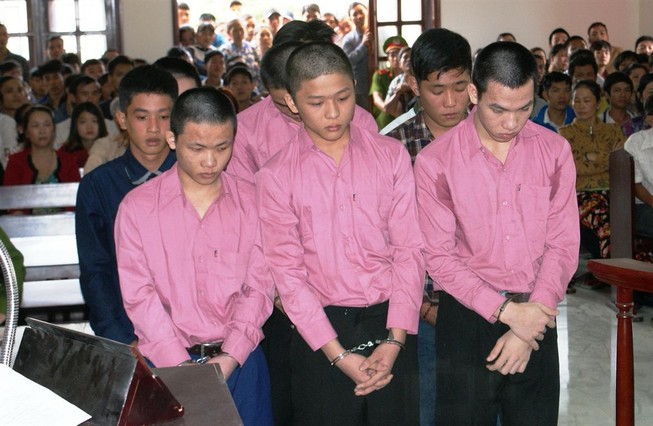 Cháu rủ bạn vác mã tấu chém gia đình cậu ruột