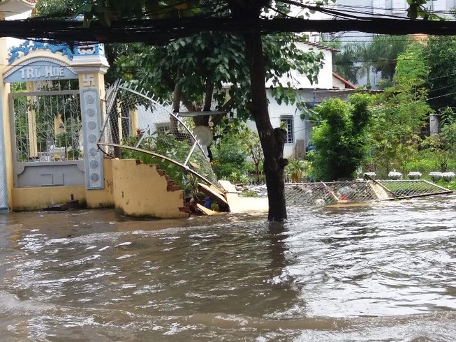 Sáng nay nhiều đoạn đường ở Thảo Điền vẫn ngập sâu