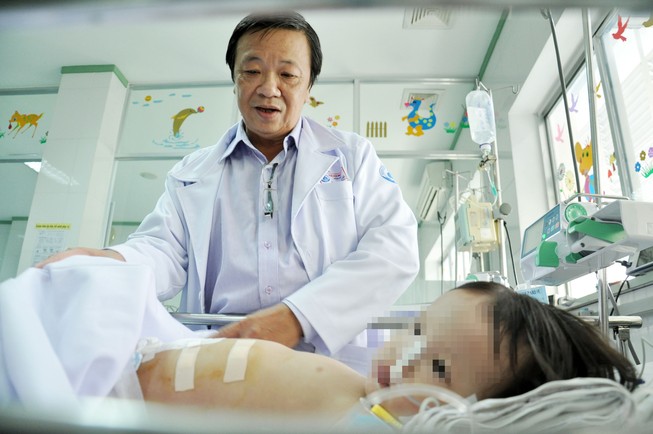 Bé gái 18 tháng tuổi có u gan to hơn nắm tay