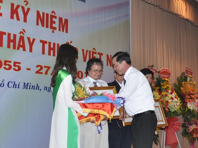 Chủ nhân Fanpage “Hỏi bác sĩ nhi đồng” nhận huân chương Lao động hạng Nhì