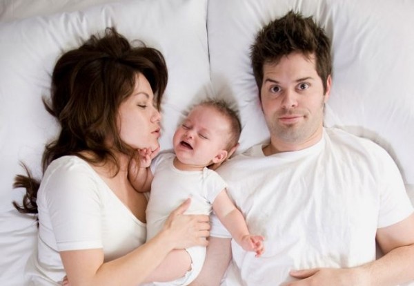 Xử lý tình huống khi bị con bắt gặp làm 'chuyện ấy' theo độ tuổi