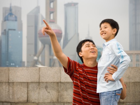 Ứng xử tuyệt vời của một ông bố khi con đánh vỡ đồ quý