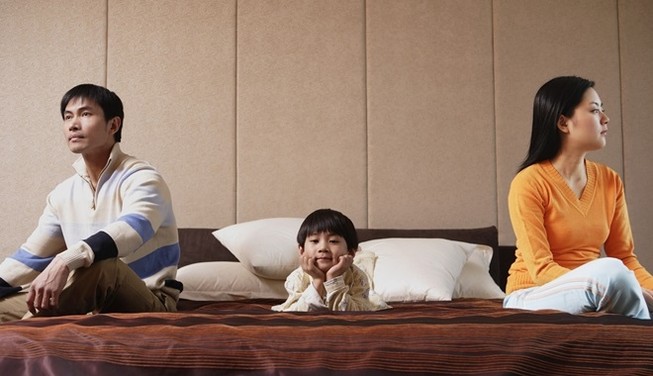 Ly hôn, cha mẹ vẫn đóng kịch 'ngủ chung giường' là sai lầm