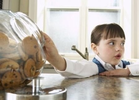 Cách đơn giản trị thói ăn cắp của bé