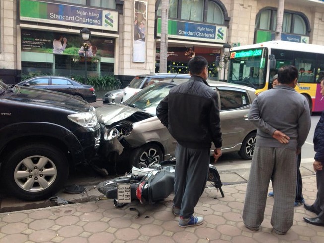 Xe 'điên' tông liên hoàn, hai thanh niên nguy kịch