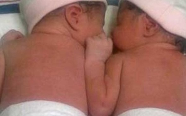 Bố Việt sốc khi chỉ một trong hai bé sinh đôi là con mình