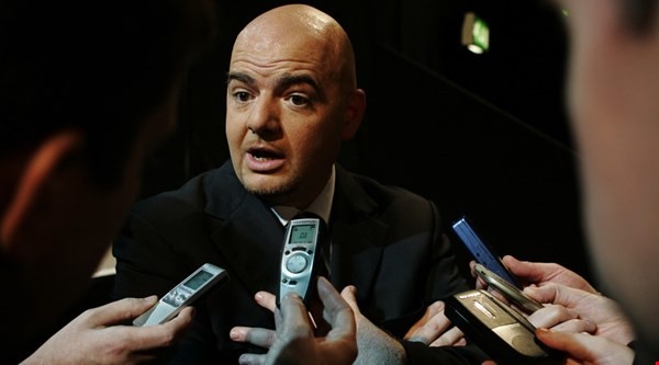 Chủ tịch FIFA đi máy bay giá rẻ và nói về Nga, Qatar