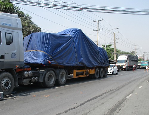 Một phụ nữ bị xe đầu kéo cán chết khi qua đường