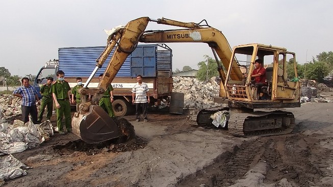 Phát hiện doanh nghiệp dùng chất thải san lấp mặt bằng