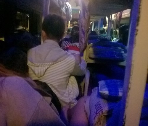 Nhà xe 'nhồi nhét' khách và tăng giá vé hơn gấp đôi sau tết