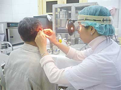 Cách xử trí khi bị côn trùng chui vào tai