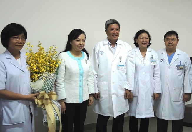 Gia đình người hiến tạng nhận kỷ niệm chương từ Bộ trưởng Bộ Y tế