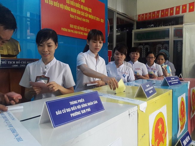 Bác sĩ, điều dưỡng tranh thủ giao ca đi bầu cử