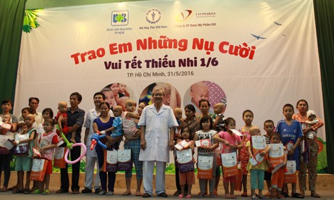 Ngày Quốc tế Thiếu nhi: 'Trao em những nụ cười'