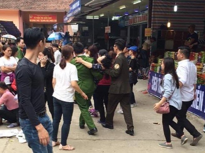 Bà cụ bị đánh ngất do dẫm chân cô gái khi đi Chùa Hương