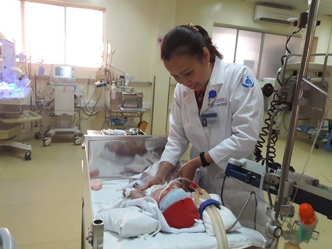 Nỗ lực cứu bé 2 ngày tuổi có khối 'bướu hút máu' kỳ lạ