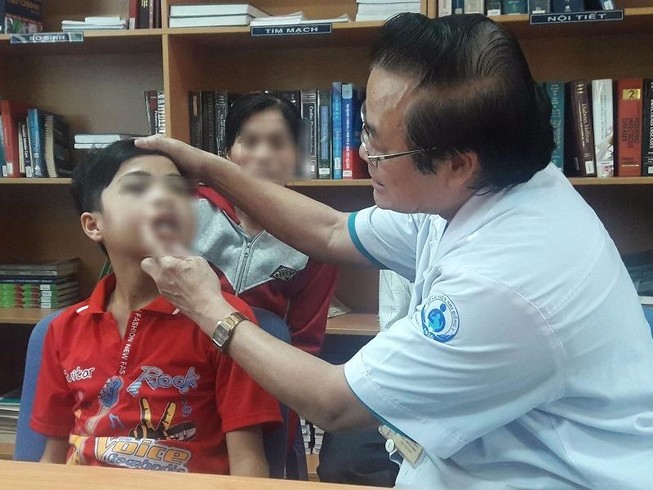 Bé trai bị xe tông khiến khuôn mặt biến dạng
