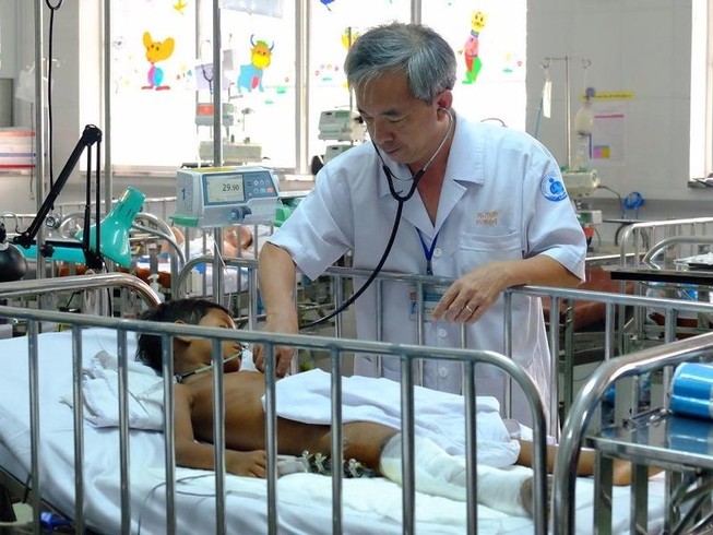 Bé 6 tuổi té gãy xương đùi dẫn đến suy thận